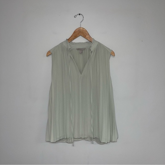 H&M Pleated Blouse Women's Size Medium Light Green Sage Sleeveless‎ Flowy A-Line - Picture 2 of 9